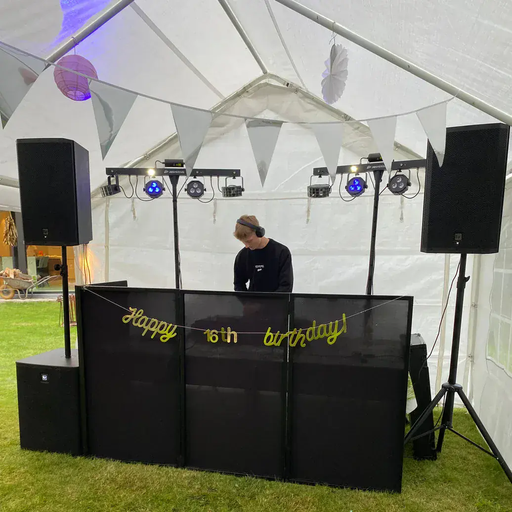 Tuinfeest met plug and play geluid en sfeerverlichting bij het vallen van de avond